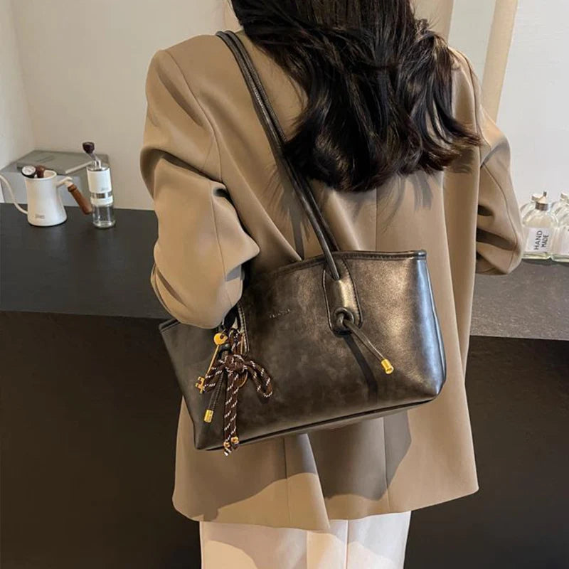 👍2026 Új modell😜30% árcsökkentés👜 Vintage stílusú PU bőr válltáska – Prémium minőség, praktikus és nőies mindennapi kiegészítő!
